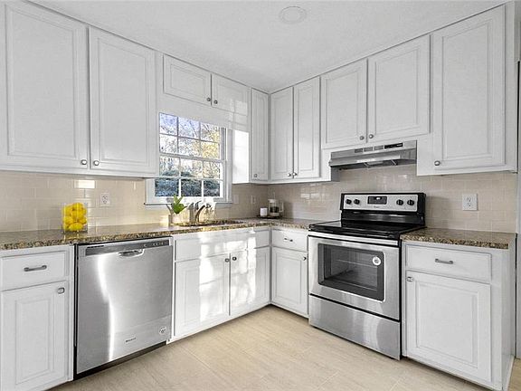 3rd image of 2946 Elizabeth Ln