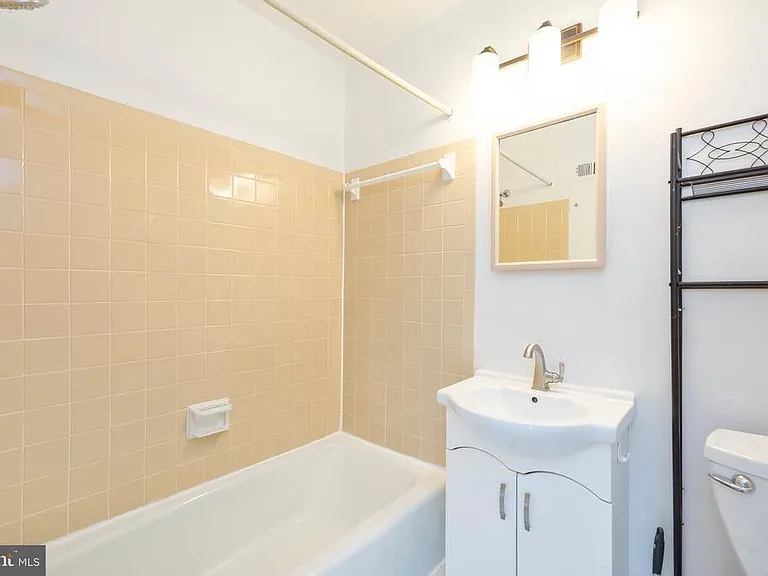 12265 Greenleaf Ave — Photo 16