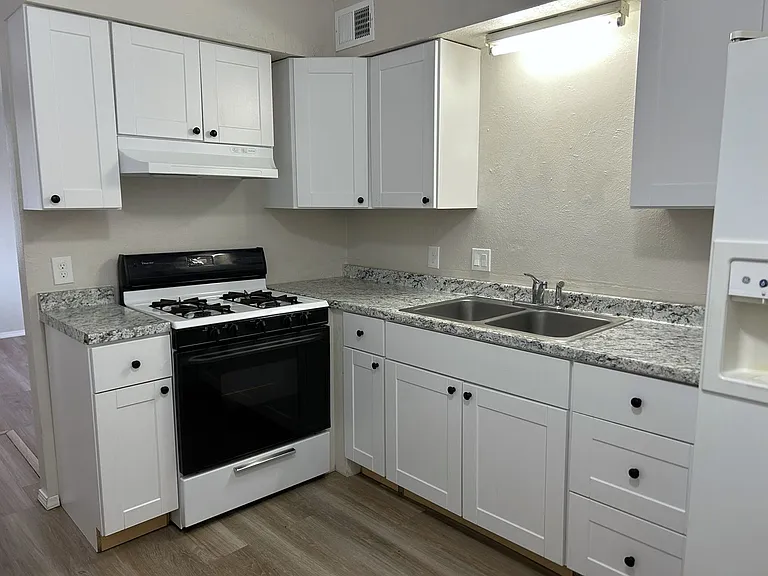 940 Chelwood Park Blvd NE — Photo 1