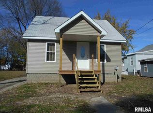 210 W Maple St, Flora, IL 62839