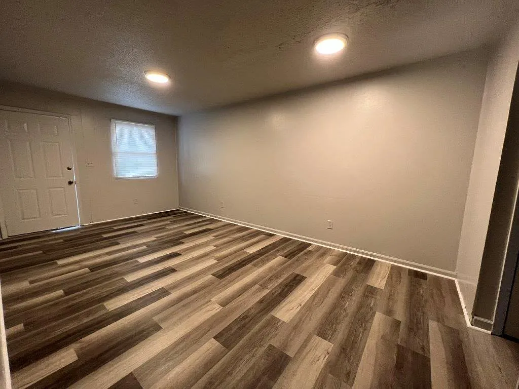 2 bed, $800 — Photo 2