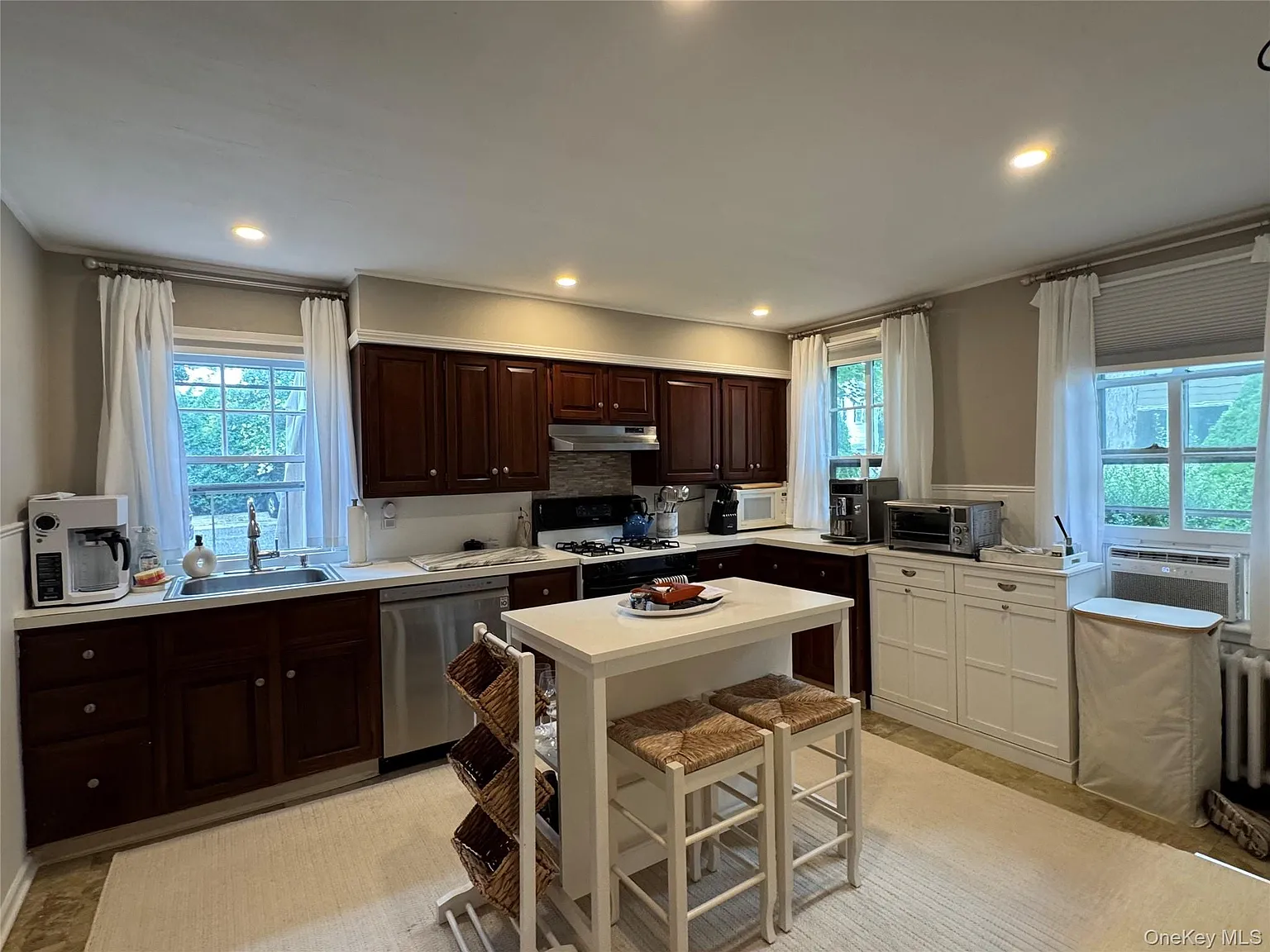 2 bed, 1.0 bath, 1200 sqft, $4,000 — Photo 4