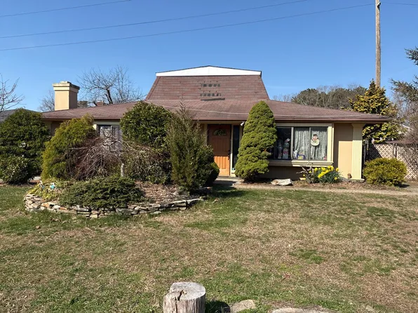 8 Marie Cres, East Patchogue, NY 11772