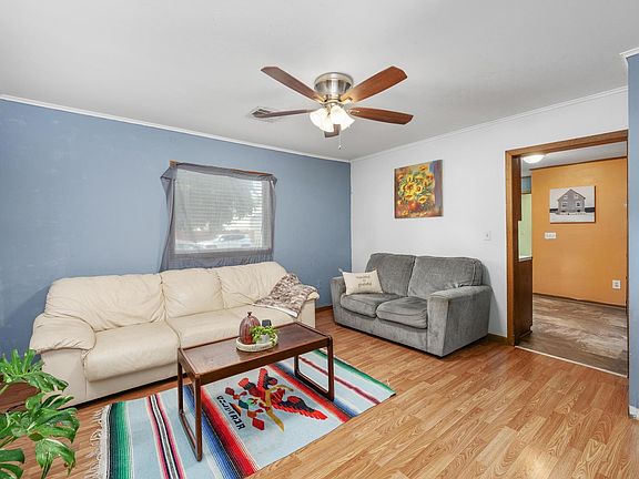 4th image of 301 N Lincoln St