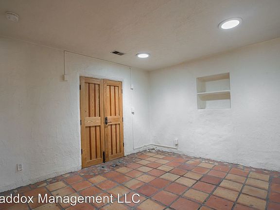 3rd image of 902 Edith Blvd NE