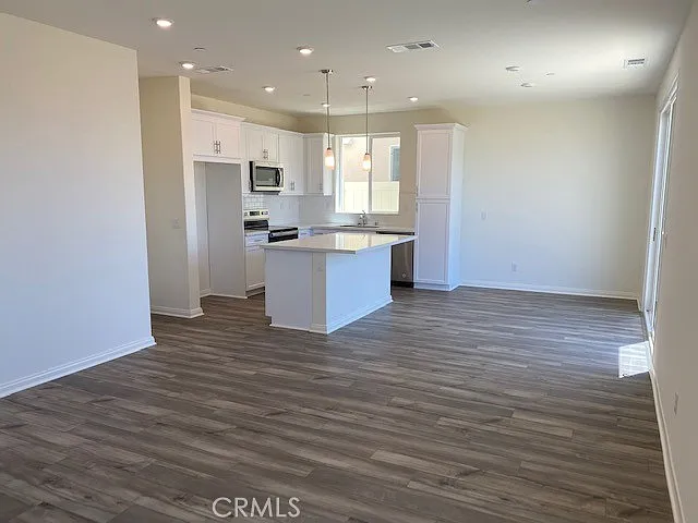 3 bed, 2.5 bath, 1700 sqft, $2,990 — Photo 2