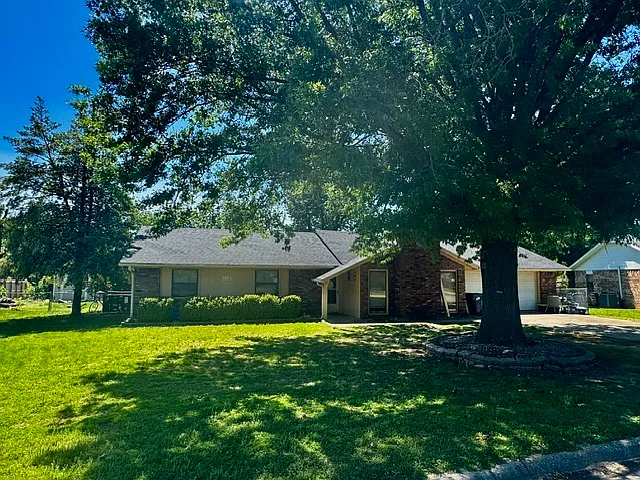 2814 W Highland Dr — Photo 2
