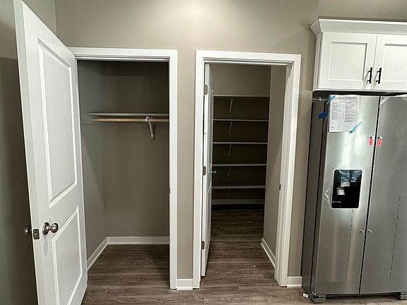 5th image of 5024 W Hillsboro Dr