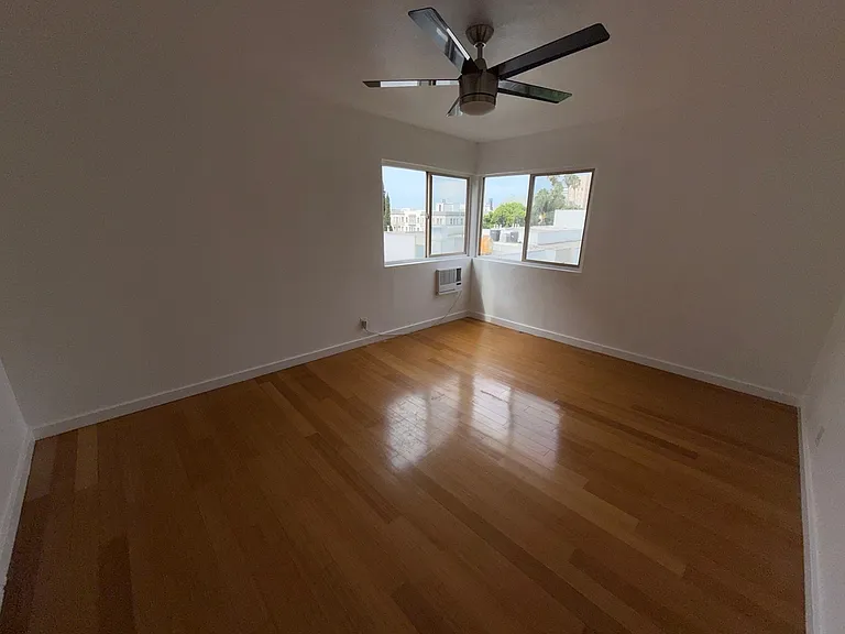 1915 Grace Ave #8 — Photo 8