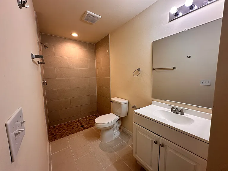 1136 SE 9th Ct — Photo 10