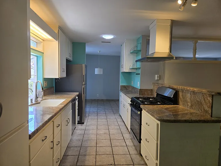 6925 Hyde Park Dr — Photo 5