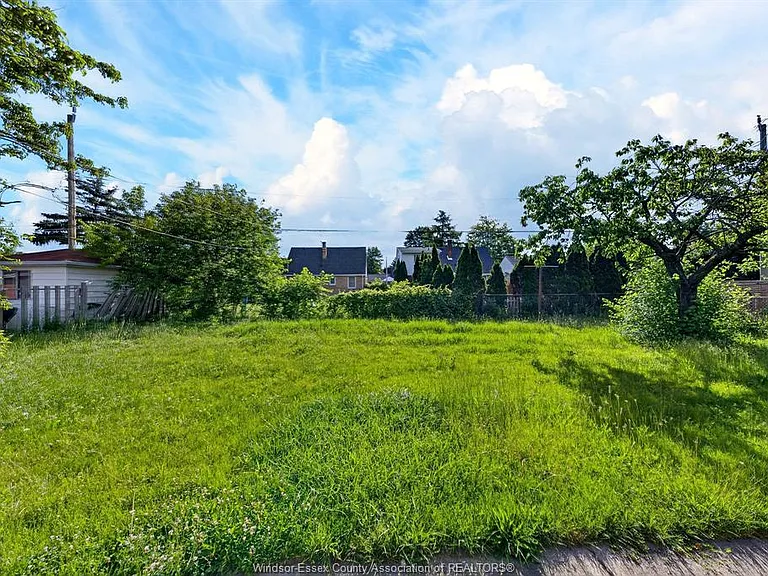 2450 McKay Ave — Photo 33