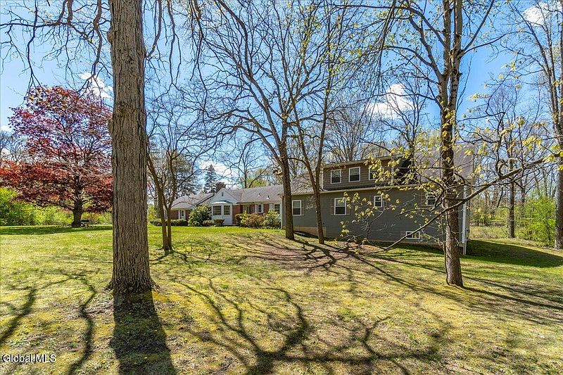 2nd image of 6 Sage Hill Lane