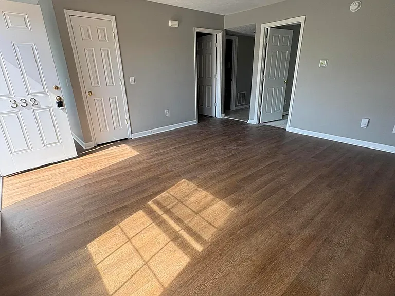 332 E Oak St — Photo 5