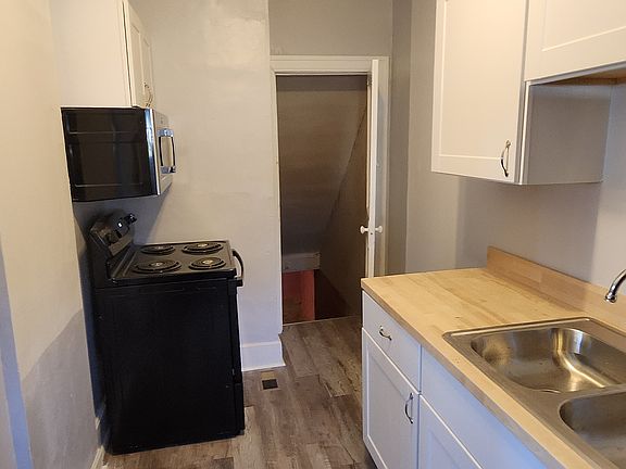 4th image of 943 Five Oaks Ave #943