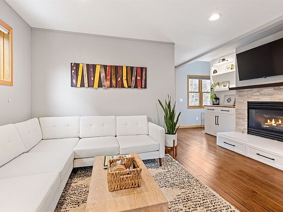 3rd image of 735 Meadow Drive UNIT B