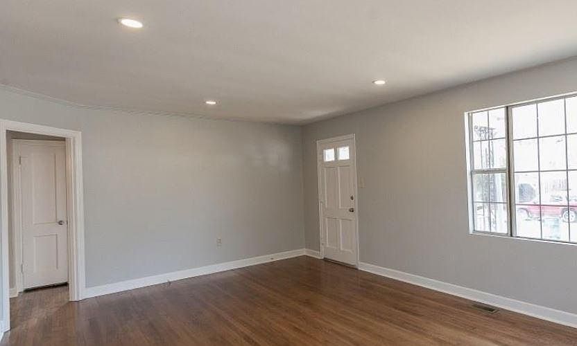 2nd image of 305 S Valentine St