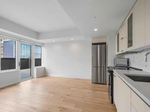 555 Waverly Avenue image 2 of 24