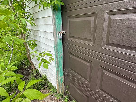 2nd image of 2116 Annesley St