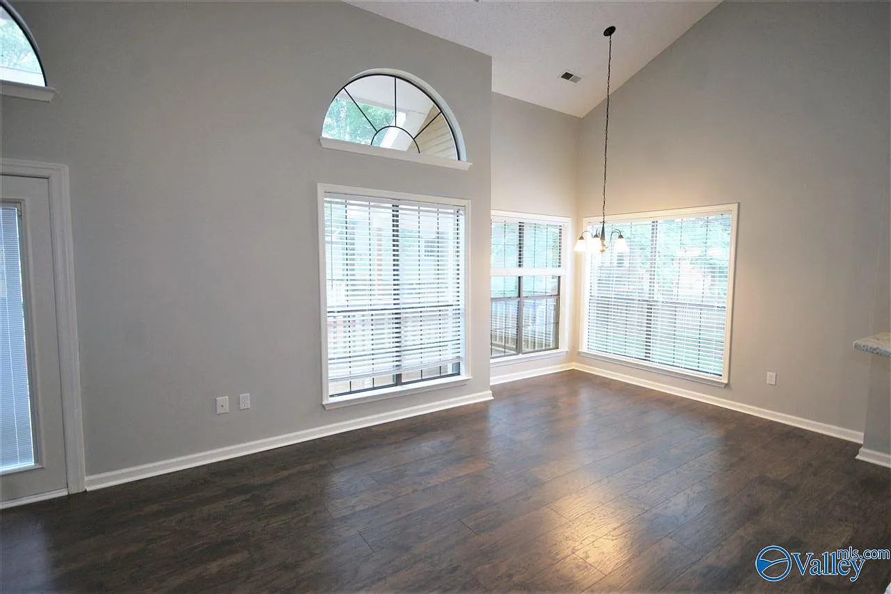 4 bed, 3.0 bath, 1348 sqft, $1,600 — Photo 2