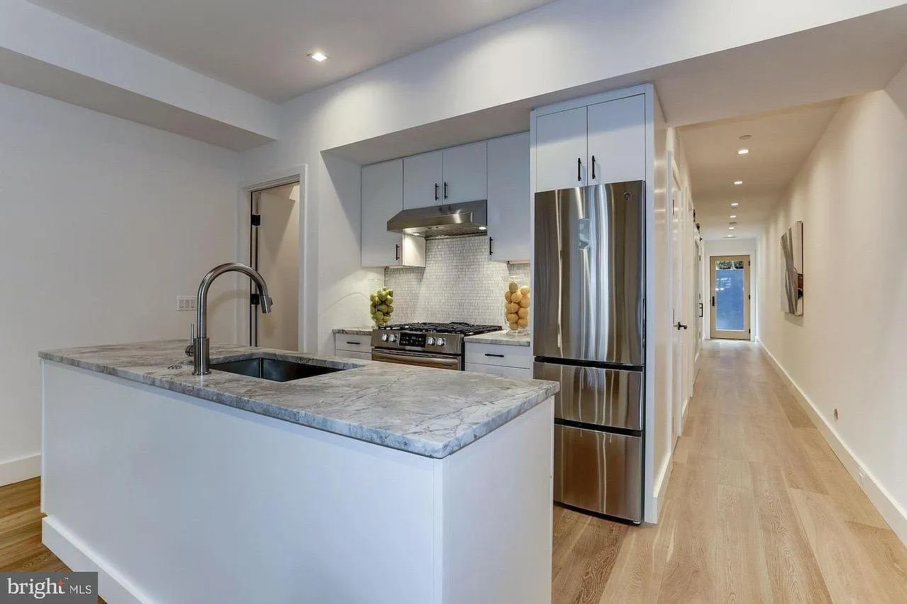 2 bed, 900 sqft, $3,600 — Photo 2