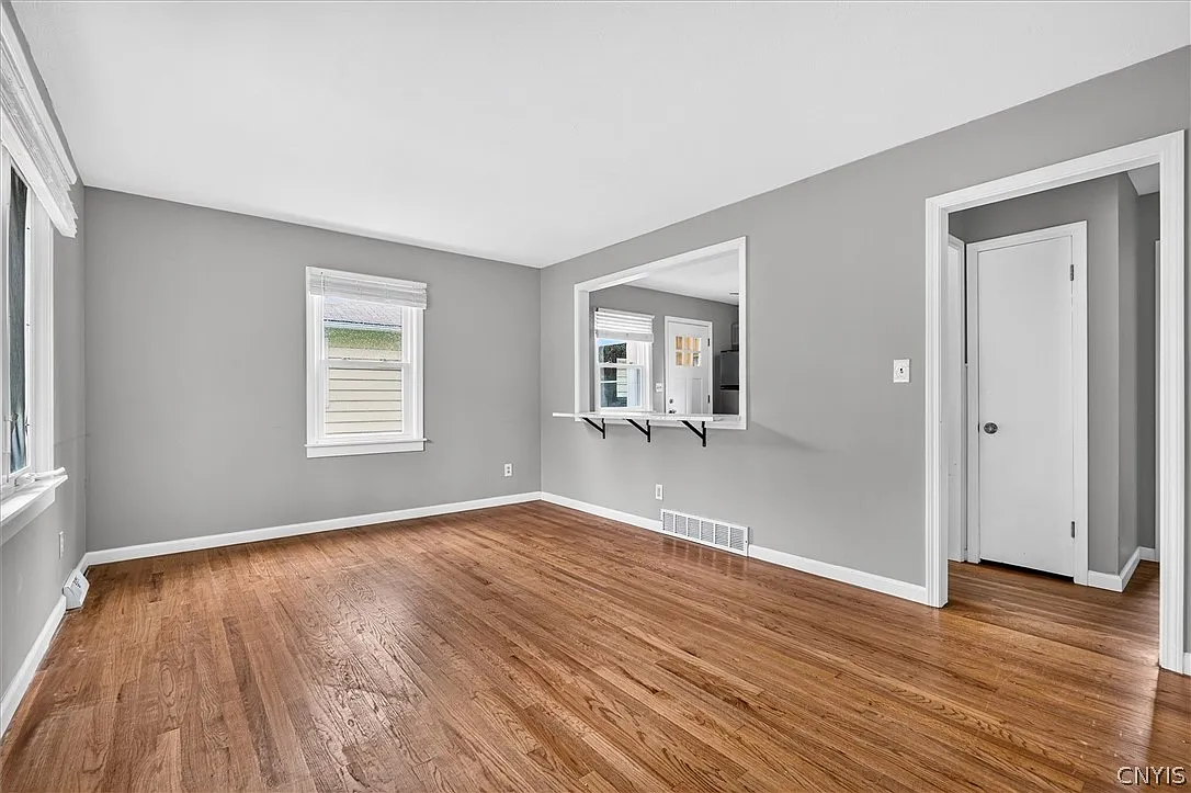 4 bed, 1.5 bath, 1260 sqft, $2,500 — Photo 3