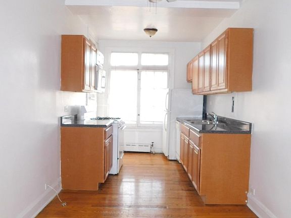 4th image of 909 Elmwood Ave #14