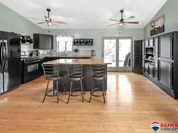 706 Schooner Ct, Hickman, NE 68372