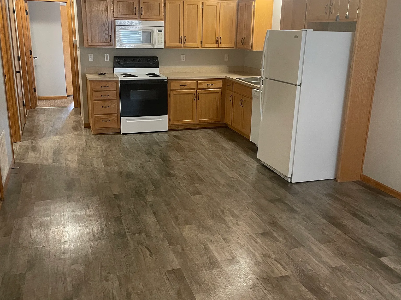 2 bed, 1.5 bath, 858 sqft, $1,300 — Photo 2