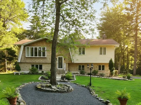 631 Patriot Ln, Pocono Summit, PA 18346