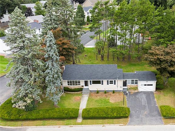 4th image of 12 Benjamin Dr