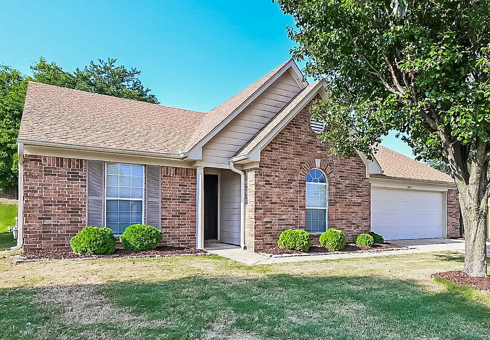 1883 Crescent Ln