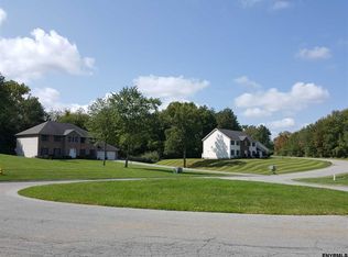 5 Red Maple Ln, Halfmoon, NY 12065