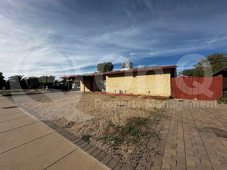 1132 W Knox Pl — Photo 2