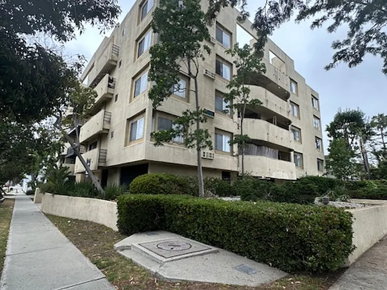 10323 Woodbine — Photo 2