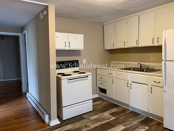 3rd image of 630 W Dewald St #1