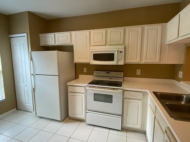 1309 Throckmorton Dr — Photo 3