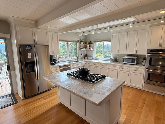 3rd image of 215 Southwood Dr