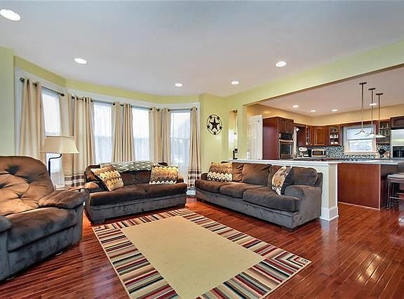 3rd image of 110 E Fell St