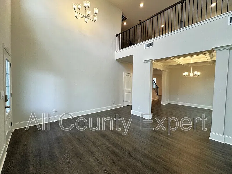 5 bed, 4.0 bath, 3332 sqft, $3,250 — Photo 4