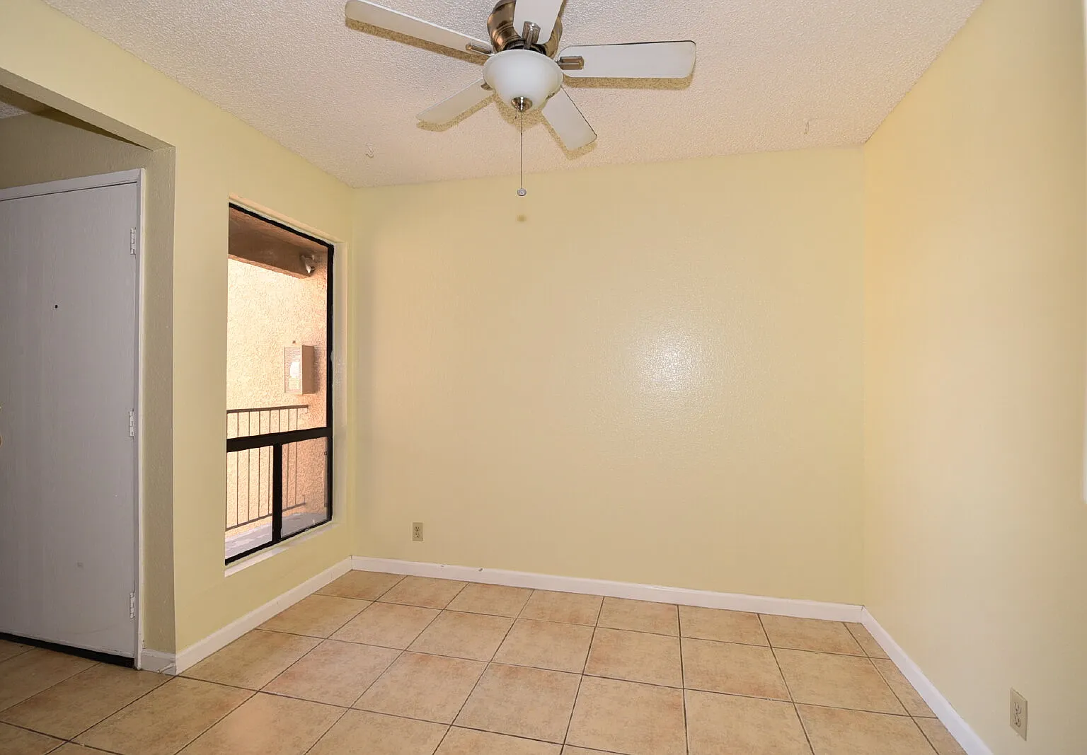 1 bed, 1.0 bath, 704 sqft, $1,120 — Photo 2