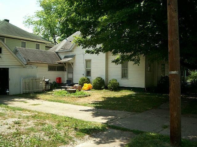 2nd image of 99 W Adams St