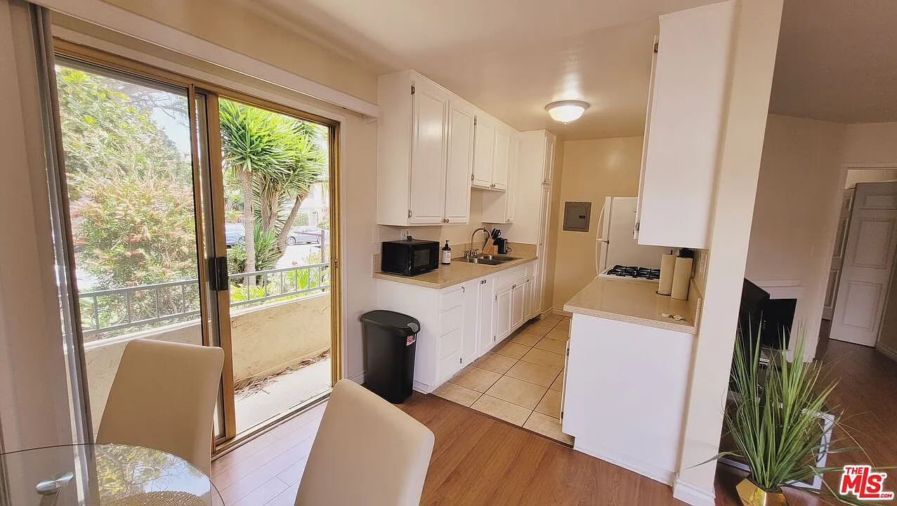 2 bed, 2.0 bath, 1250 sqft, $3,995 — Photo 2