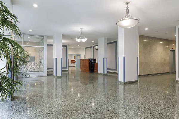 Sold by Thomas Lipovetsky, LREB | media 52