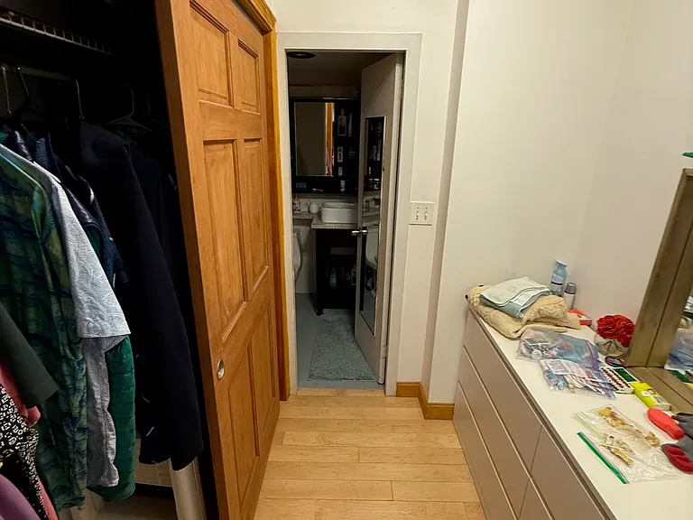 wardrobe/hallway to bath