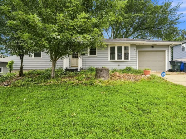 3808 Elmwood Dr NE, Cedar Rapids, IA 52402