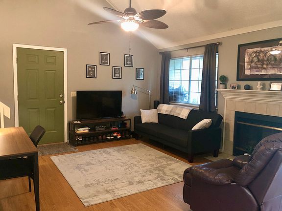 Living room
(photos provided by previous tenants)