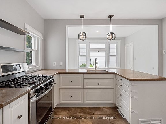 3rd image of 430 Ridge Rd N