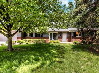 825 W Fairlawn Ln, Peoria, IL