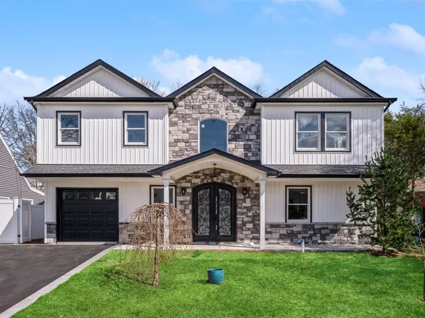 142 Choir Lane, Westbury, NY 11590